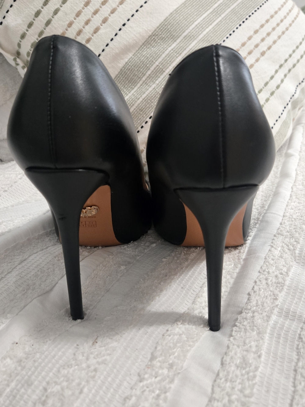 Petit Cadeau - Classic Pointed Toe Pumps - Black - Picture 4 of 6